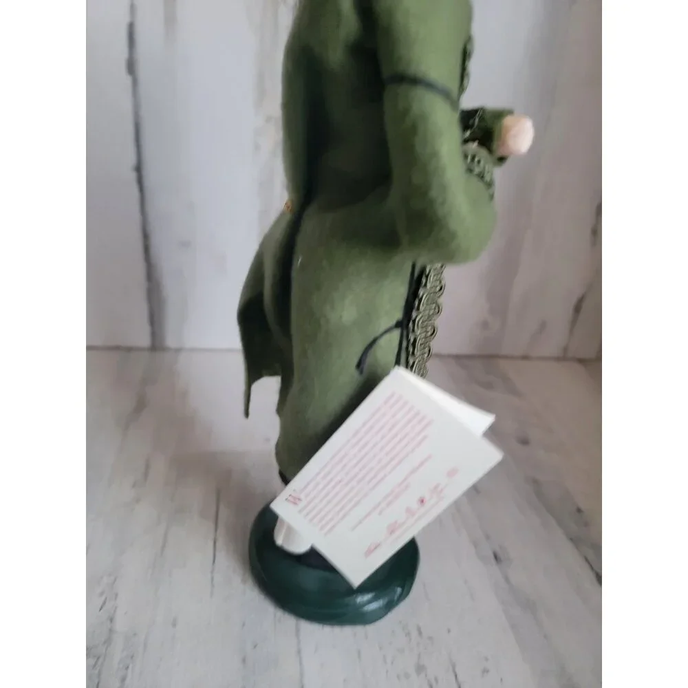 Byer's Choice 1999 Colonial English Williamsburg man caroler xmas figure vintage